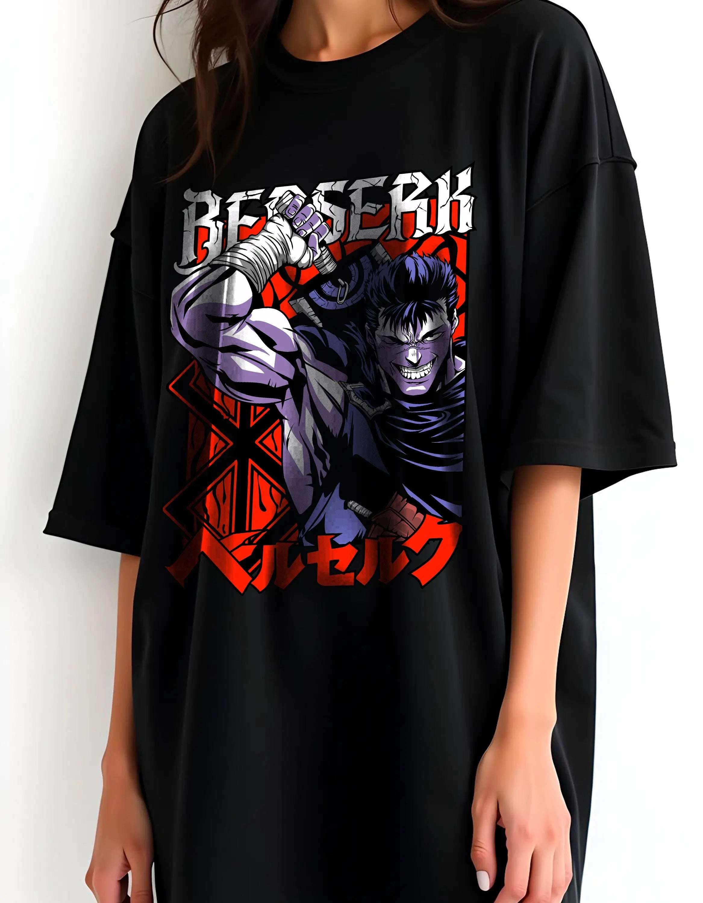 Playera oversize Berserk modelo mujer vista frontal HOODEE