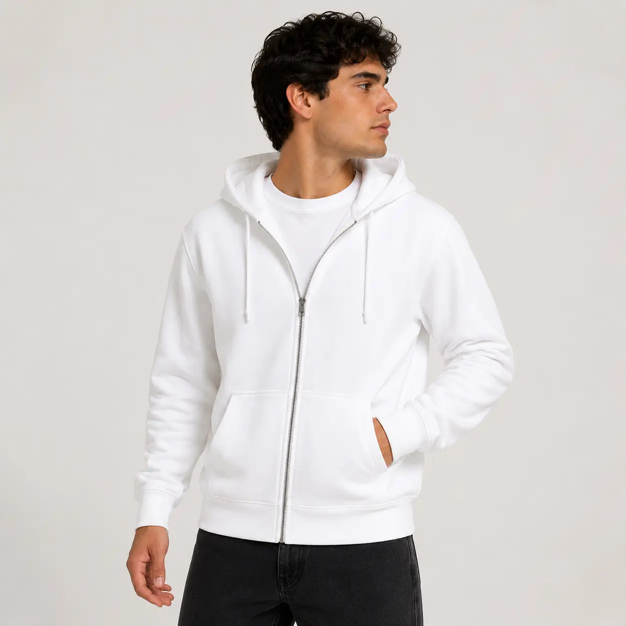 Sudadera con capucha blanca y cierre frontal, vista lateral, modelo masculino con bolsillo visible. Ideal para uso diario.
