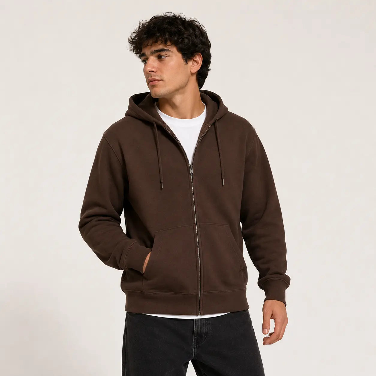 Sudadera con capucha en color marrón, vista frontal, con cierre y bolsillos laterales. Modelo masculino, diseño liso y sencillo.