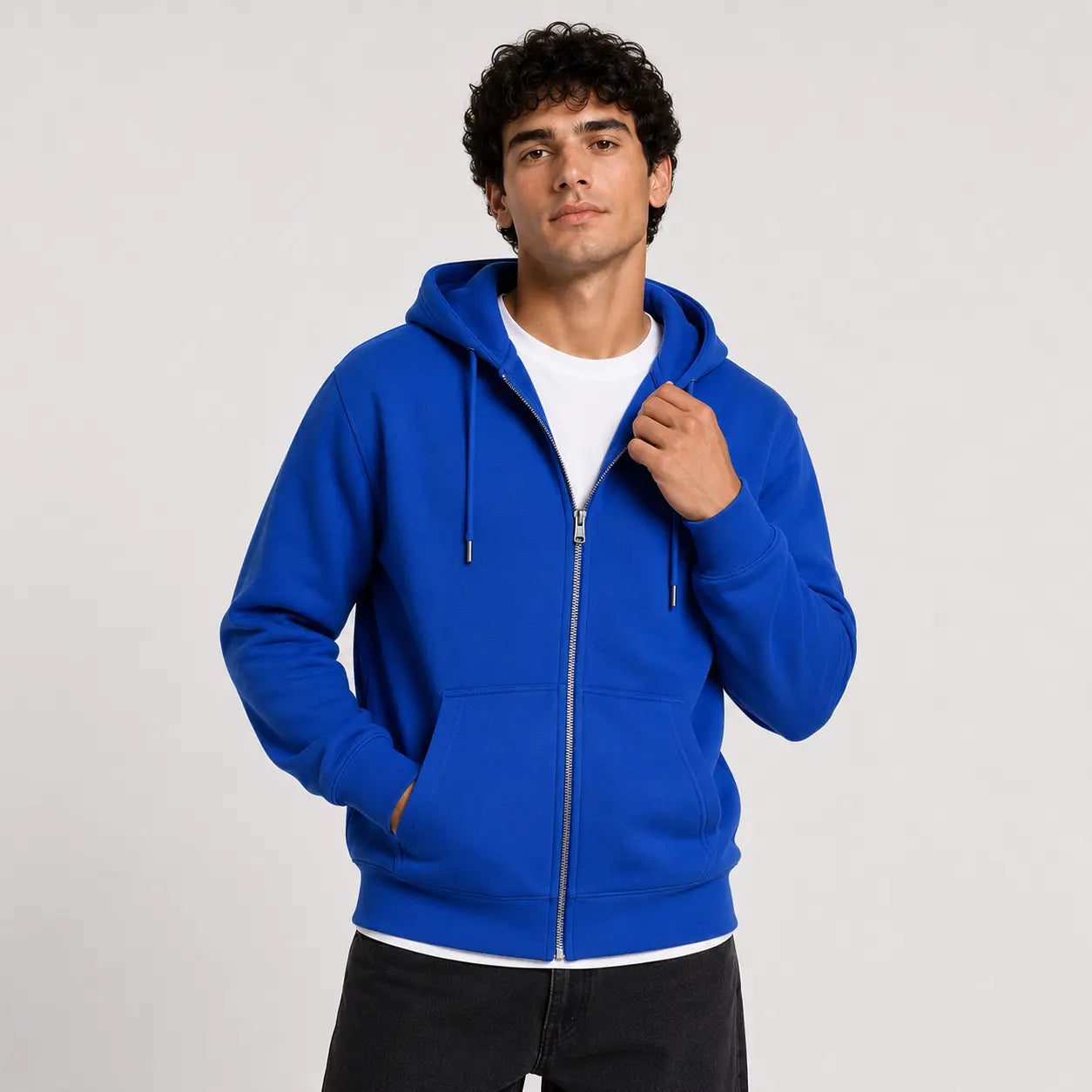 Sudadera con capucha azul en vista frontal, con cierre y bolsillos laterales. Ideal para uso diario y personalización.