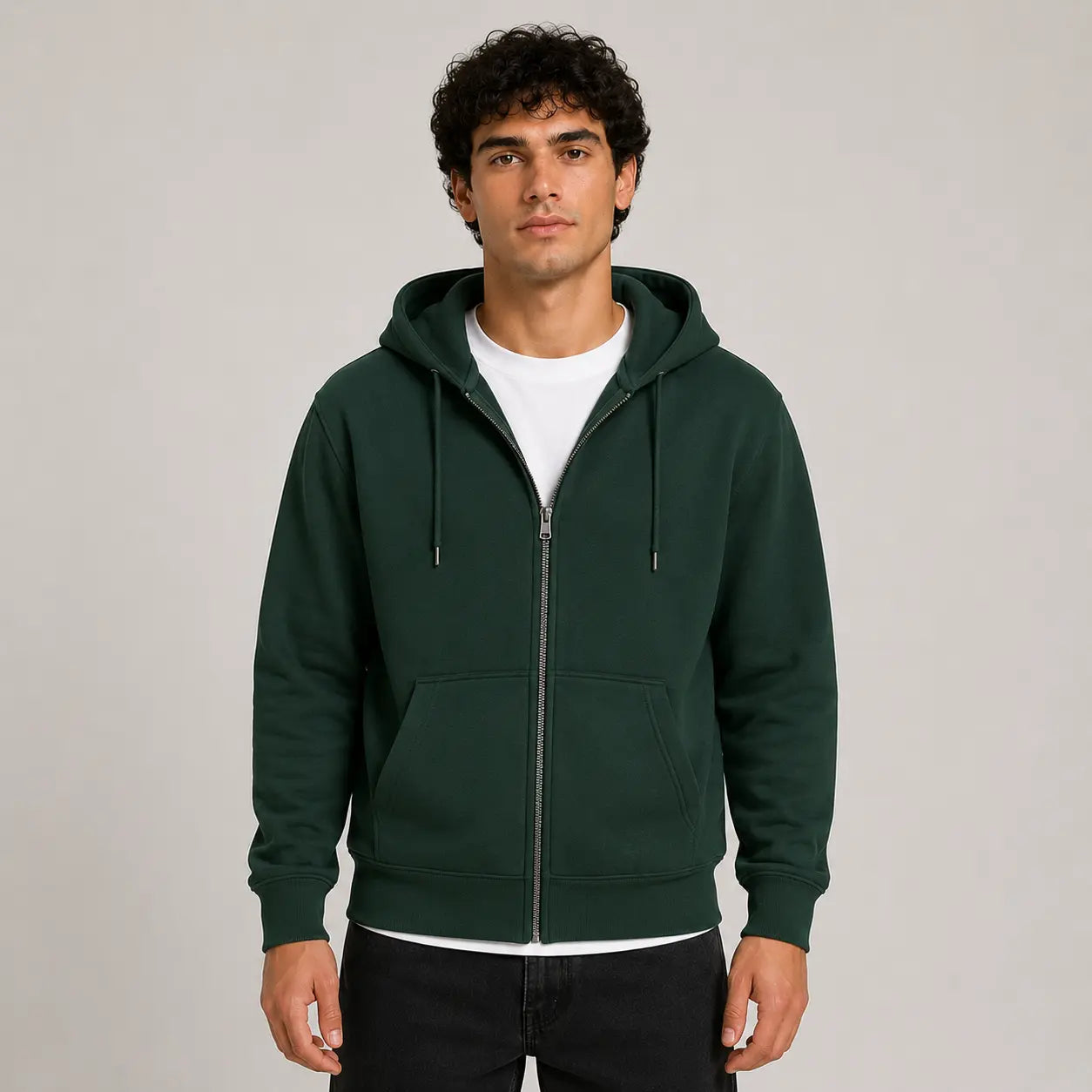 Sudadera con capucha color verde oscuro, vista frontal, con cierre y un diseño simple. Ideal para uso diario y personalización.