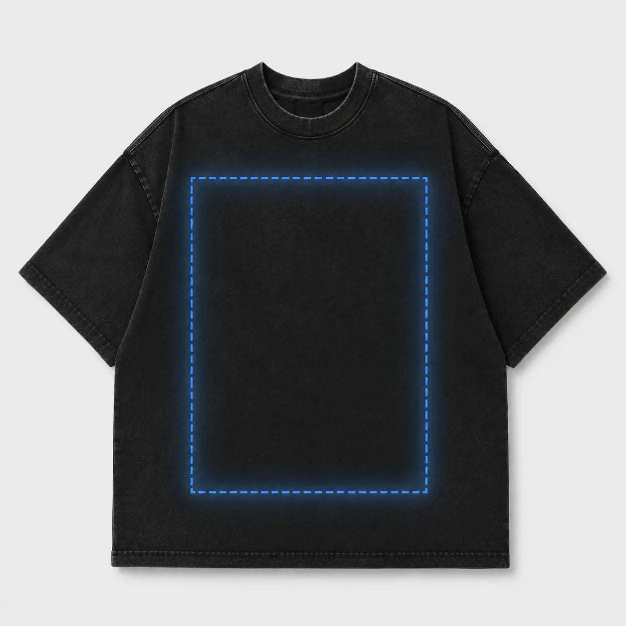 Camiseta oversized negra con un diseño de cuadro azul resaltado en la parte frontal, lista para personalización.