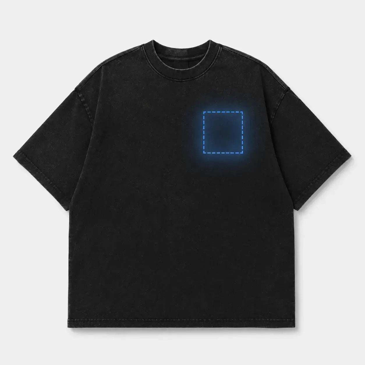 Camiseta oversize negra con un diseño gráfico de un cuadrado azul punteado en el lado izquierdo del pecho.