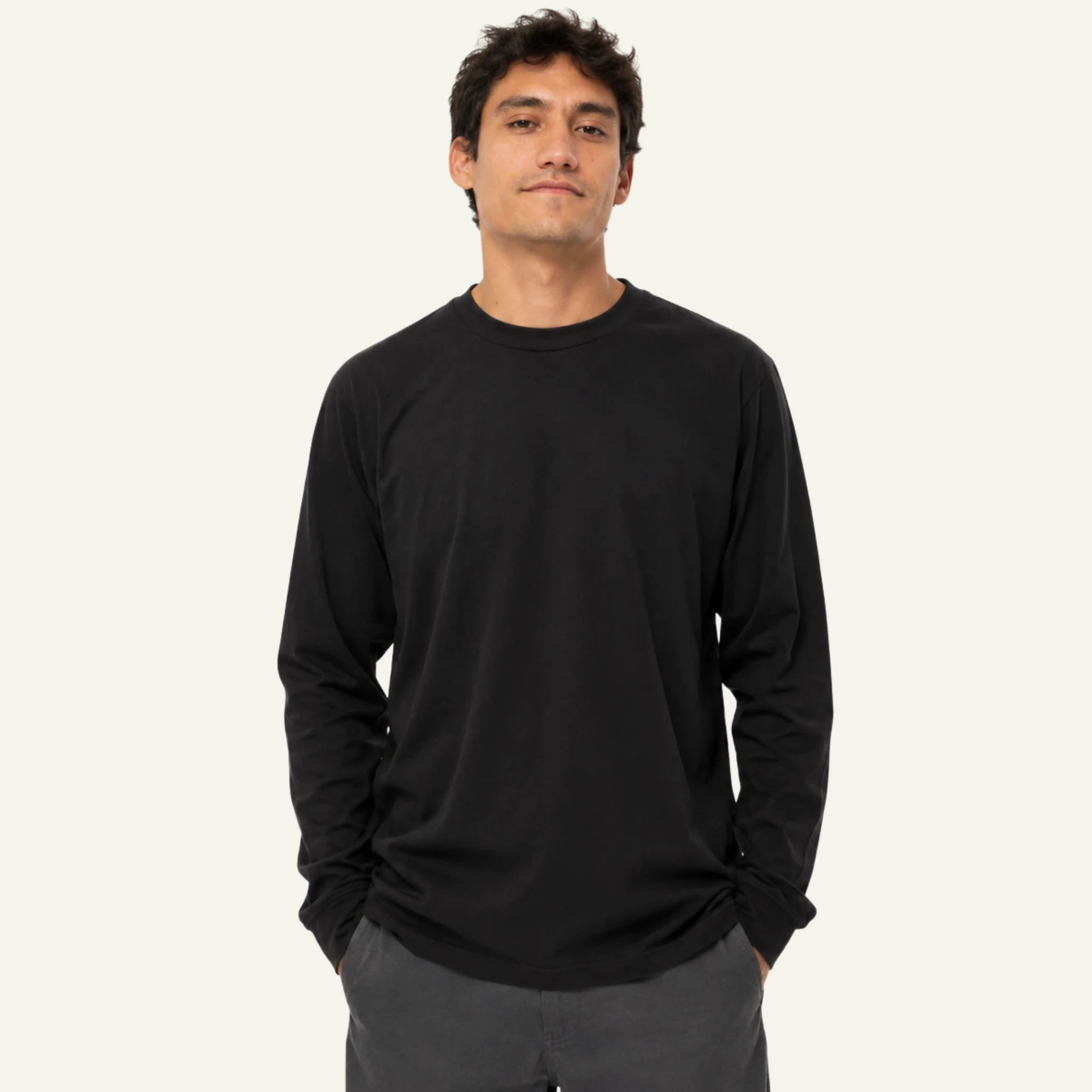 Playera oversize Playera Manga Larga 220g Personalizada negro modelo hombre vista frontal HOODEE