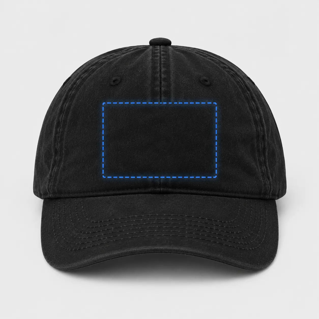 Gorra negra de estilo casual con un área rectangular en el frente para personalización DTF. Vista frontal clara y sencilla.