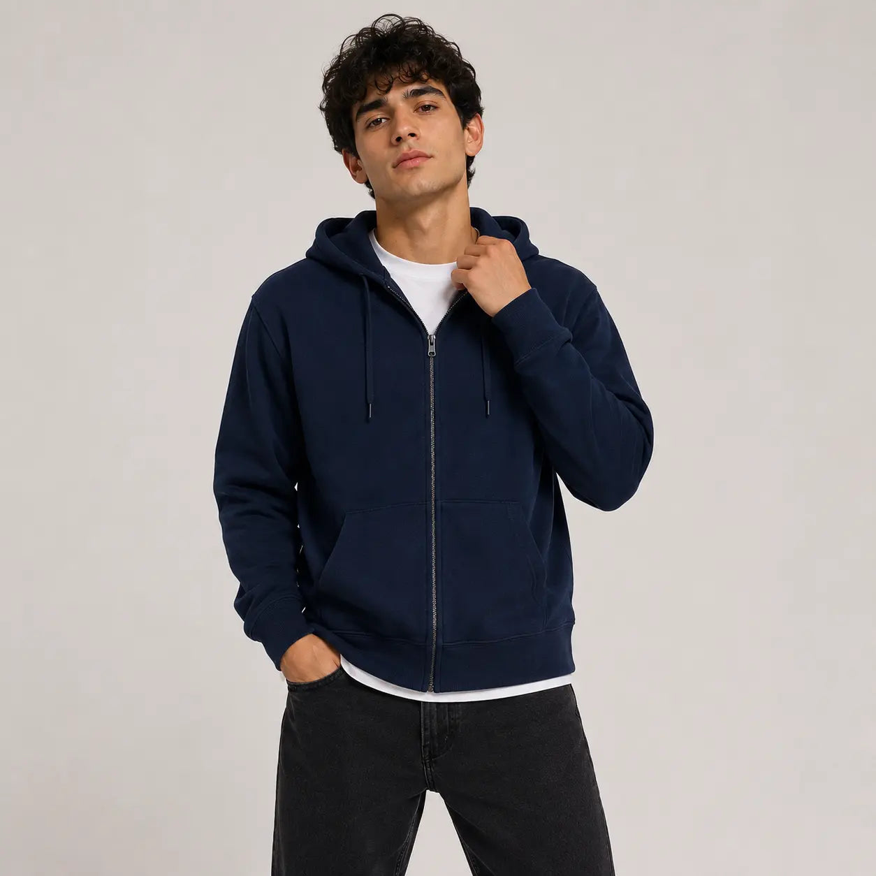 Sudadera con capucha en color azul marino, vista frontal, con cierre y cordones, ideal para uso diario.