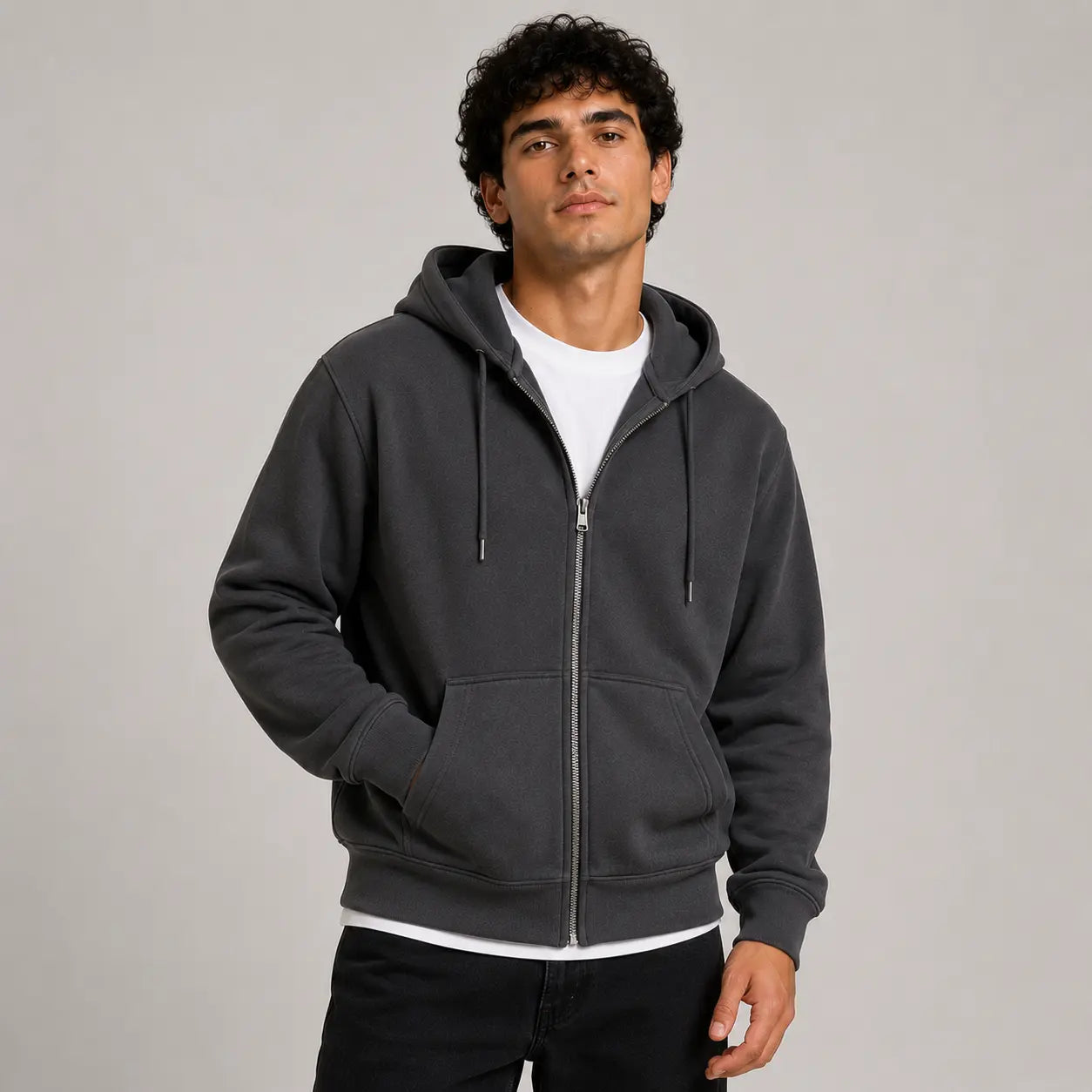 Sudadera con capucha gris oscuro de cierre, vista frontal, ideal para uso diario y personalización.