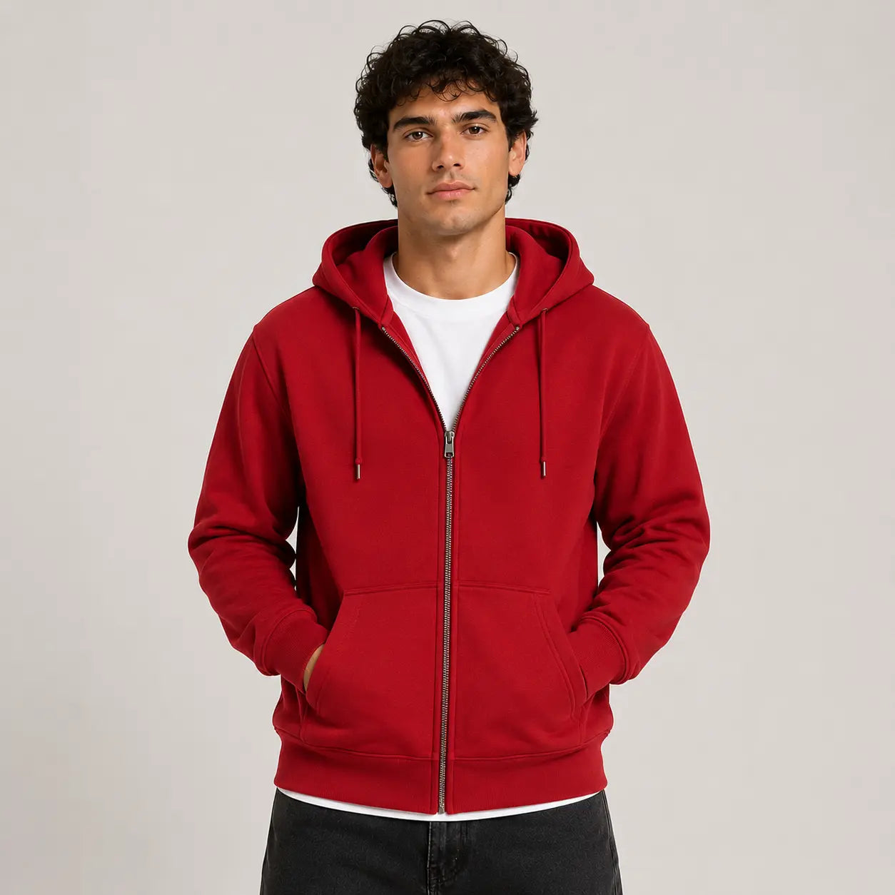 Sudadera con capucha de color rojo, vista frontal, con cierre y bolsillos laterales. Ideal para uso diario y personalización.