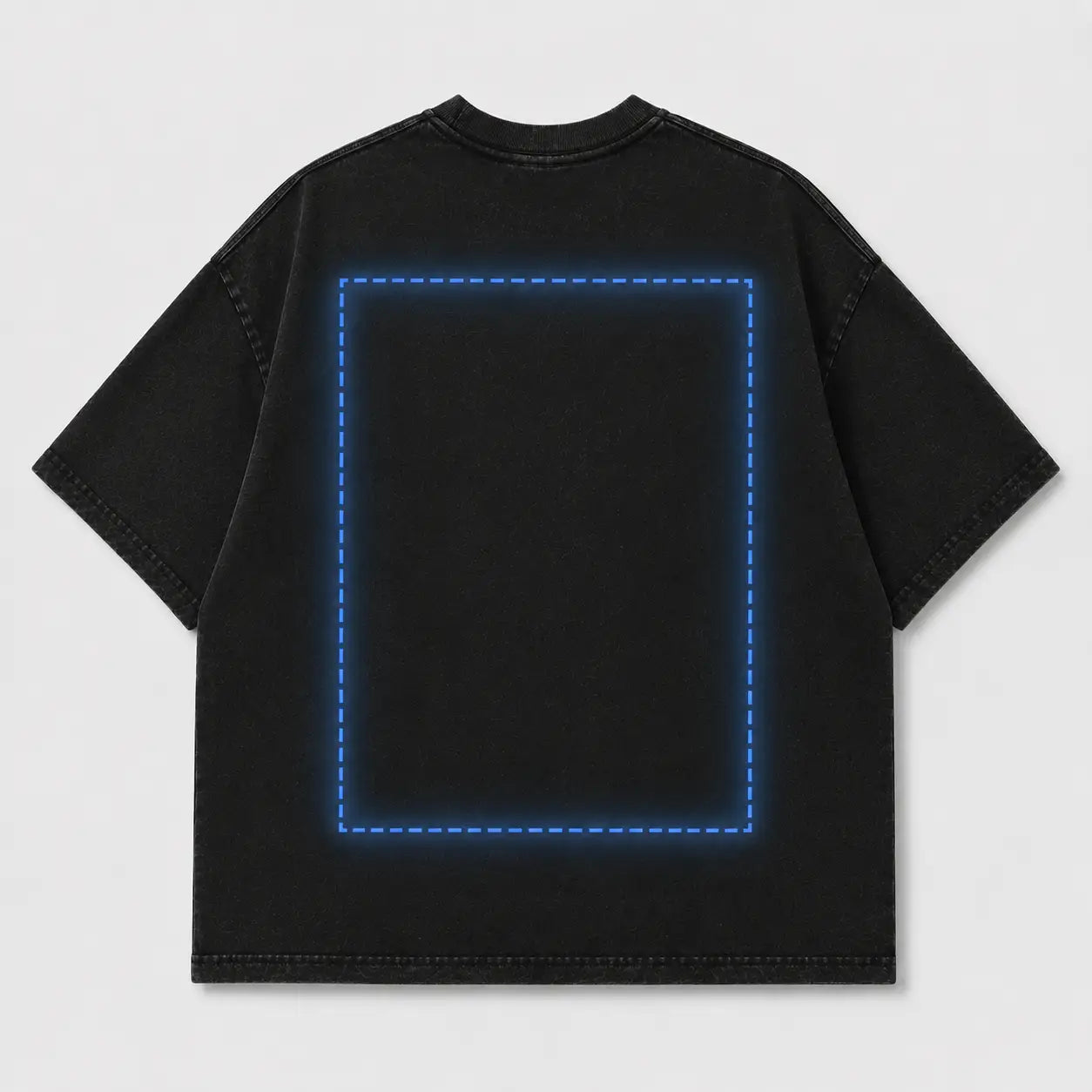 Camiseta de color negro con diseño de personalización en la espalda, mostrando un contorno azul en forma de rectángulo.