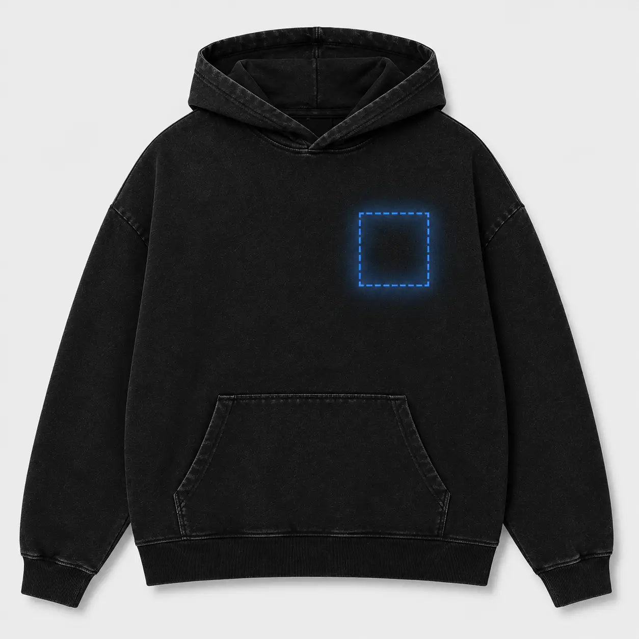Sudadera negra con capucha, vista frontal. Presenta un área de personalización en el pecho con un contorno azul.