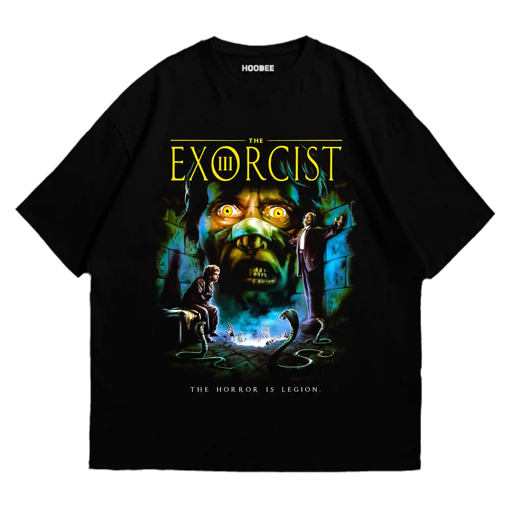 Playera oversize con escena del sacerdote frente a la casa de El Exorcista