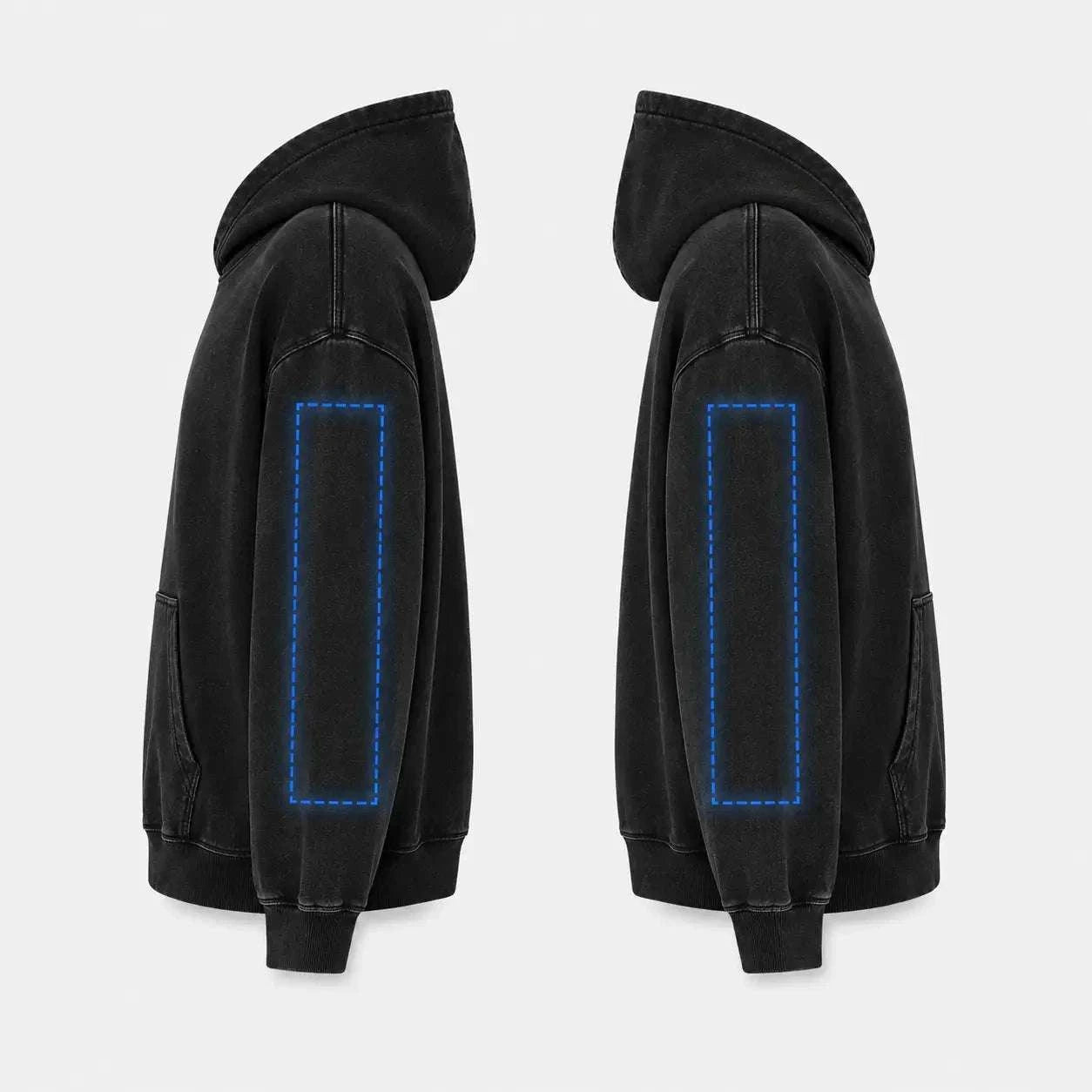 Sudadera negra de estilo streetwear, vista lateral, con área de personalización marcada en azul en ambas mangas.